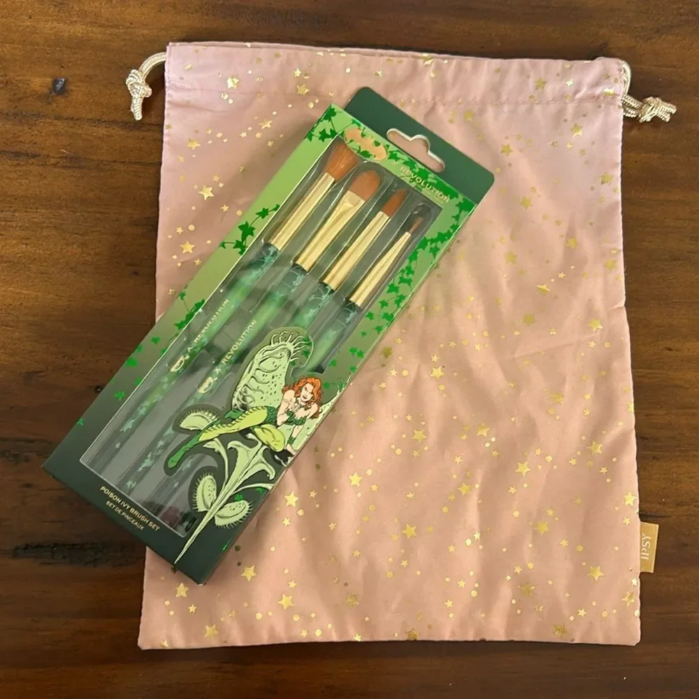 DC X Revolution Poison Ivy Make Up Brush Set 4 Piece NWT Ipsy drawstring bag